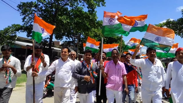 बिस्कोहर में सपाइयों द्वारा निकाली गई तिरंगा यात्रा ।