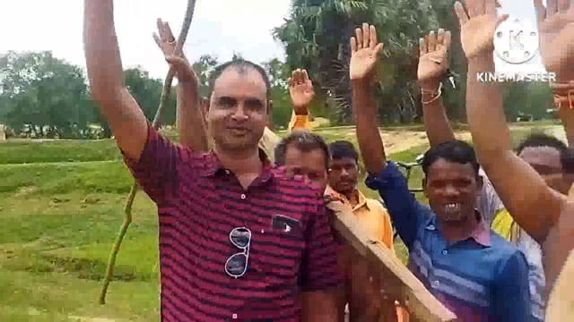 लोहागढ़ नदी में पुल निर्माण को लेकर ग्रामीणों ने किया प्रदर्शन