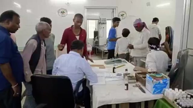 पिकअप कार की टक्कर से बाइक सवार युवक गम्भीर रूप से घायल