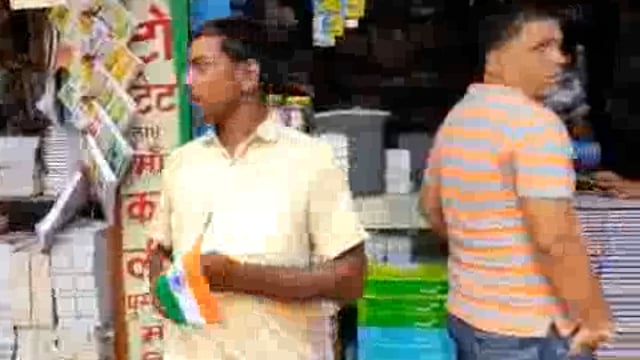 बेटी के जन्म दिवस पर केक नहीं काटा, आजादी के अमृत महोत्सव पर बांटा तिरंगा