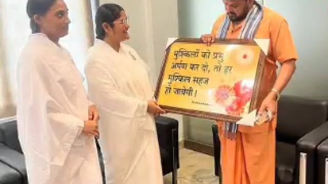 नवाबगंज ब्रह्मकुमारी प्रजापति बहनों से सांसद कैसरगंज बृजभूषण शरण सिंह ने बधवाई रक्षाबंधन