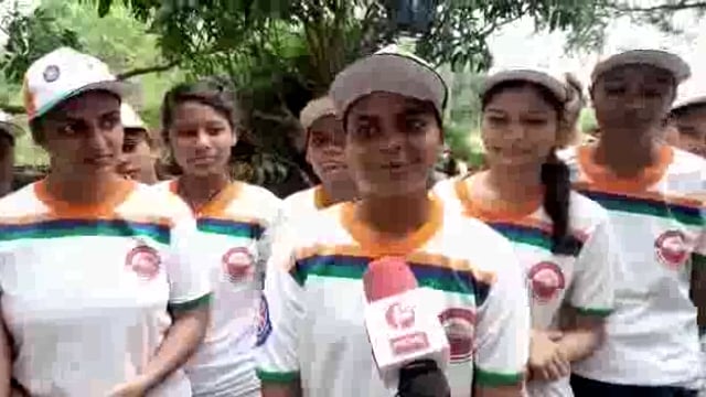 औरैया के जैतापुर गांव में वृक्षारोपण कर छात्राओं ने मनाया आजादी का अमृत महोत्सव, मीडिया को दी जानकारी