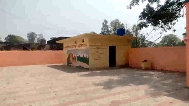 गांव में बारात घर ना होने से लोगों को हो रही परेशानी प्रशासन द्वारा स्कूलों में बारात रुकने से रोक पर हो रही परेशानी