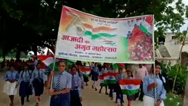 डलमऊ तहसील क्षेत्र के कुटिया चौराहे पर स्थित राजीव गांधी स्मारक पब्लिक स्कूल मे छात्र-छात्राओं द्वारा तिरंगा यात्रा निका