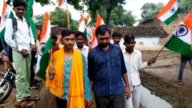 पुरातनी अतरौली में आजादी के अमृत महोत्सव के तहत निकाली गई तिरंगा यात्रा