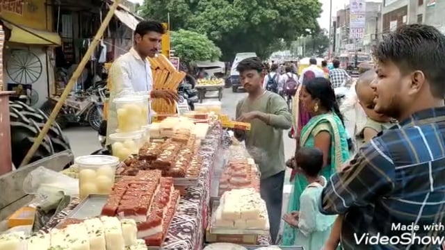 औरैया जिले में रक्षाबंधन के पर्व पर सजा बाजार ,राखी और मिठाइयों की जमकर महिलाएं कर रही खरीदारी