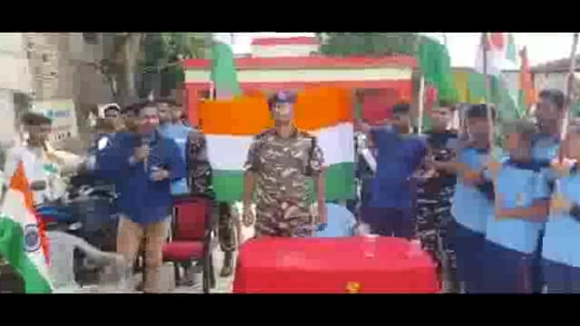 लखीमपुर खीरी (यूपी) छात्र-छात्राओं की जवानों के साथ तिरंगा यात्रा निकली