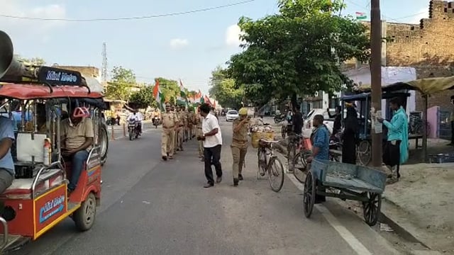 वजीरगंज थाना अध्यक्ष के नेतृत्व में पुलिस ने निकाली तिरंगा पदयात्रा सभी पुलिस कर्मी शामिल रहे 