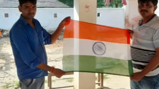 वजीरगंज के नगवा में प्रधान स्वामीनाथ सिंह ने अपने ग्राम सभा के लोगों को घरों पर लगाने के लिए वितरित किया तिरंगा झण्डा