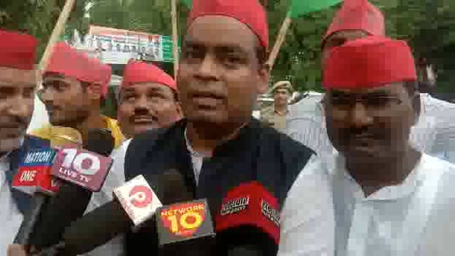 सपाईयों ने निकाला विशाल तिरंगा यात्रा, देखें और सुने पूरी बाईट