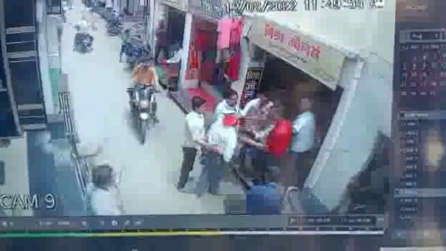 असलहे से लैस होकर दबंगों ने सर्राफा व्यापारी व उसके पुत्र को जान से मारने की कोशिश, सीसीटीवी में कैद वारदात केस दर्ज