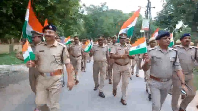 एटा। एसएसपी के नेतृत्व में जिला मुख्यालय पर पुलिस तथा होमगार्ड के जवानों निकाली तिरंगा यात्रा, गूंजे देशभक्ति के तराने