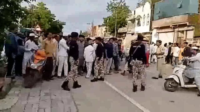 भरदिवसा शहरात गोळीबार, तेरा वर्षीय विद्यार्थिनी गोळीबारात जखमी. 