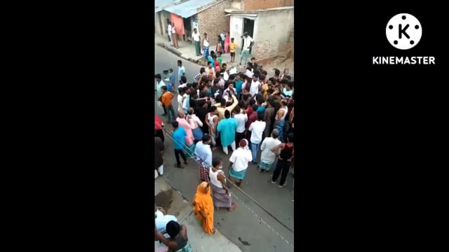 पानी के लिए मचा हाहाकार तो सड़क पर उतरे ग्रामीण