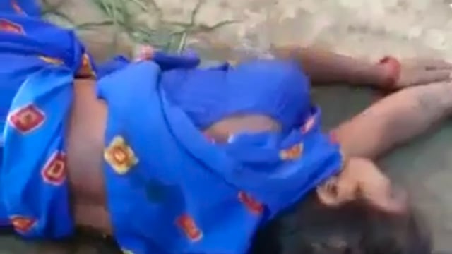 सिद्धार्थनगर दबंगो ने किया बुजुर्ग व महिला की लाठी डंडों से पिटाई का वीडियो जमकर शोशल मीडिया पर हो रहा है वायरल 