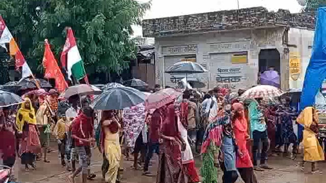 मांगरोल सहरिया समाज के लोग बाबा के दर्शन के लिए पैदल हुए रवाना