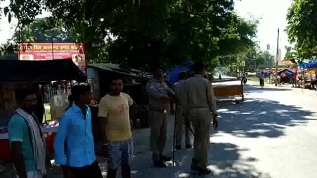 महमूदाबाद पुलिस बल द्वारा क्षेत्र में शांति ब्यवस्था बनाये रखने के लिए सड़को पर भी रखी जा रही नजर ।