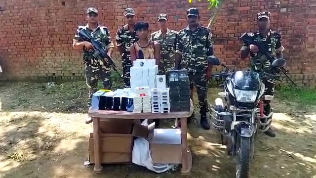 सिद्धार्थनगर जिले के खुनूवा बार्डर के पास एसएसबी के जवानों प्रतिबंधित समान के साथ 1 तस्कर को किया गिरफ्तार 