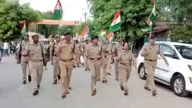 एसपी के नेतृत्व में महोबा पुलिस ने किया तिरंगा रूट मार्च