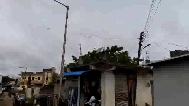 आझादी का अमृत महोत्सव निमित्ताने शहरात नागरिकांनी घरांवर फडकवले तिरंगा झेंडे