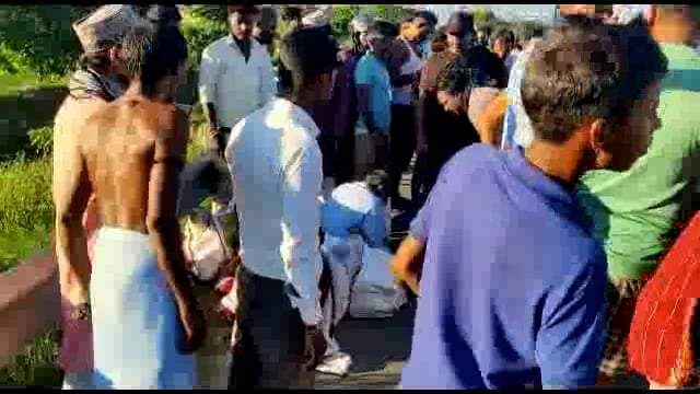 बहराइच यूपी नानपारा तहसील क्षेत्र अज्ञात वाहन की ठोकर से महिला दंपत्ति गंभीर रूप से घायल राहगीरों की मदद से समुदायिक स्व