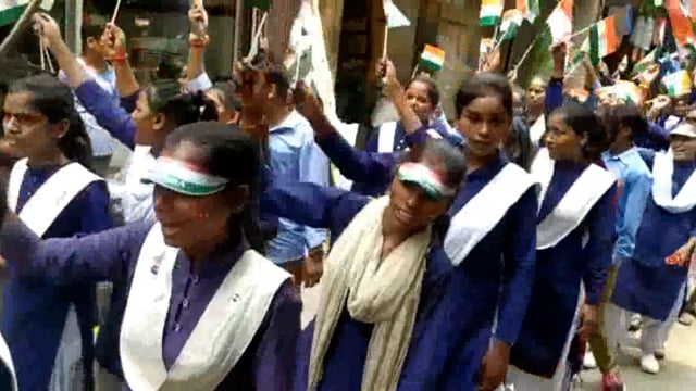 एटा। आजादी का अमृत महोत्सव के तहत मारहरा कस्बे में आरएबी इंटर कॉलेज के छात्र छात्राओं ने निकाली तिरंगा यात्रा