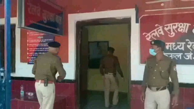 किऊल जीआरपी पुलिस ने चोरी के दो मोबाइल के साथ दो अभियुक्तों को किया गिरफ्तार,