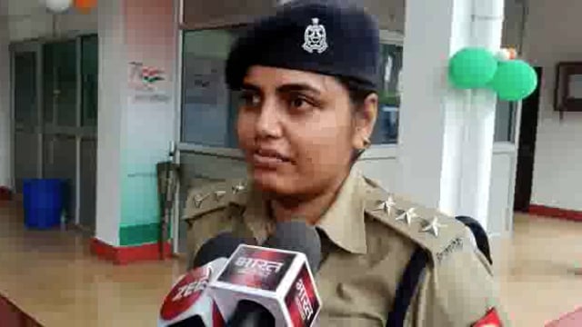 डिप्टी एसपी आस्था जायसवाल ने मंत्री नंदी को बड़ा भाई मान विस्वास से, पैर छू कर आशीर्वाद लिया