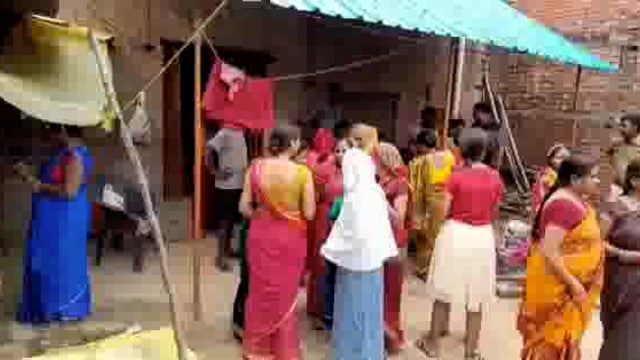 लालगंज के साकेत नगर मोहल्ले में संदिग्ध हालत में चैनल के गेट में दुपट्टे से किशोर का लटकता हुआ शव बरामद।