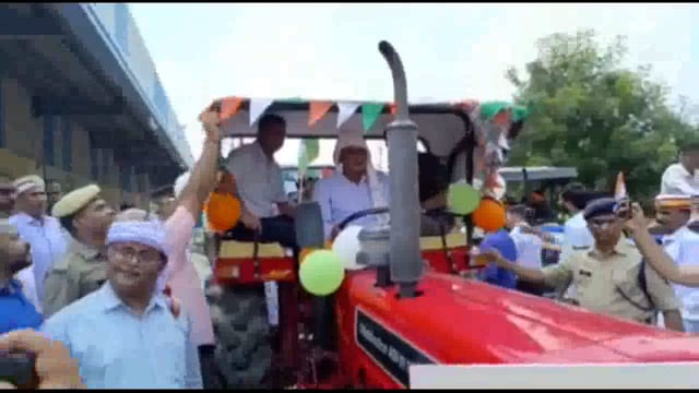 गोंडा :डीएम की अध्यक्षता में चौपाल सागर से अंबेडकर चौराहा तक निकाली गई ट्रैक्टर तिरंगा रैली