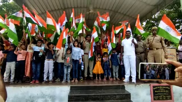 आज़ादी_का_अमृत_महोत्सव के अवसर पर रिजर्व पुलिस लाइंस ललितपुर में पुलिस अधीक्षक गोपाल कृष्ण चौधरी द्वारा बच्चों को तिरंगा