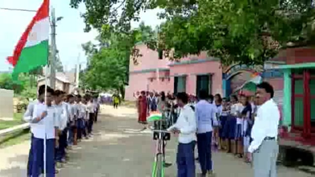 हवेली खड़गपुर मध्य विद्यालय राजगंज के छात्रों ने आजादी का अमृत महोत्सव को लेकर निकाला प्रभात फेरी हर घर पे फहराएं तिरंग
