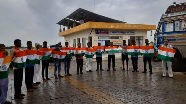 मडोरी में रमापति फ्यूल स्टेशन पर निकाली गई विशाल तिरंगा यात्रा किए गए तिरंगा वितरित
