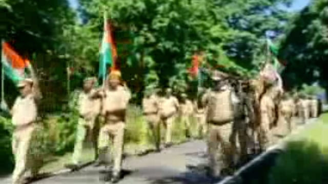 कतर्नियाघाट वन्यजीव प्रभाग में हथनियों के साथ वन कर्मियों ने निकाली तिरंगा यात्रा