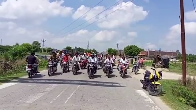 जनपद बहराइच के खैरी घाट थाना क्षेत्र के अंतर्गत समाजवादी पार्टी के कार्यकर्ताओं ने बाइक पर निकाला तिरंगा यात्रा