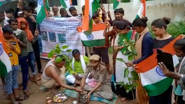 मोतिकटरा ग्राम प्रधान प्रितिनिधि द्वारा किया गया हरिशंकरी वृक्षारोपण