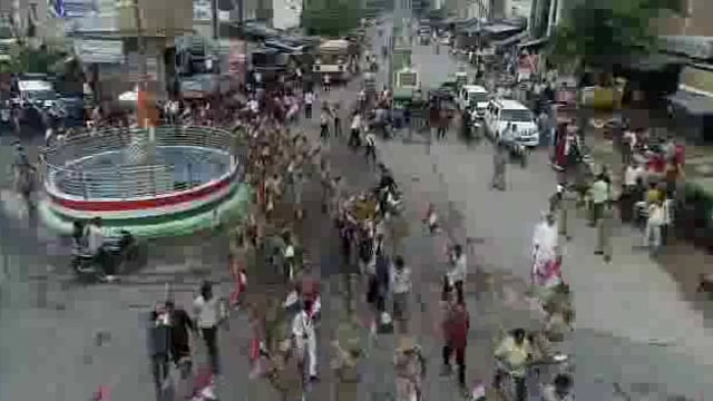 औरैया जिले के बिधूना कोतवाली क्षेत्र में एसपी चारू निगम ने निकाली तिरंगा यात्रा ,ड्रोन कैमरे से की गई निगरानी