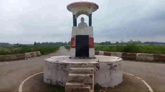 आज़ादी का अमृत महोत्सव, लौह पुरुष की प्रतिमा पर नही हुआ माल्यार्पण,राष्ट्रीय ध्वज, 
 ब्लाकरामपुर संग्रामगढ़ कस्बालतीफपुर