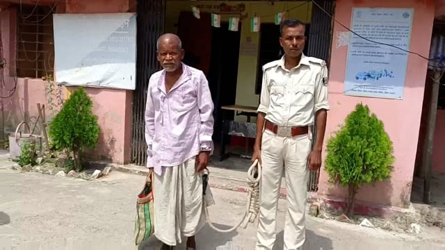 छापेमारी अभियान में कालसर पोखर टोल से एक शराब तस्कर 05 लीटर शराब के साथ हुआ गिरफ्तार, भेजा जेल। 