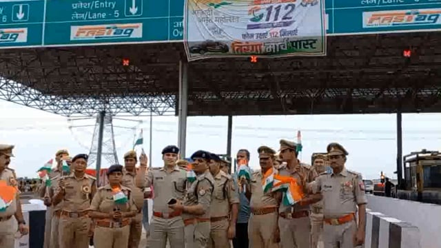 एटा। डायल 112 द्वारा निकाली गई तिरंगा यात्रा,एसएसपी ने हरी झंडी दिखाकर किया रवाना।