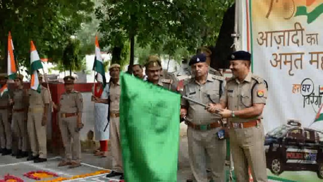 एटा। डायल 112 द्वारा निकाली गई तिरंगा यात्रा,एसएसपी ने हरी झंडी दिखाकर किया रवाना।