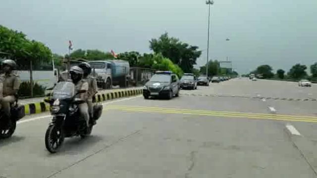 मांट एक्सप्रेस वे पर पुलिस ने किया मार्च पास्ट 