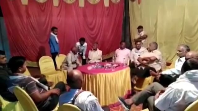 वजीरगंज के अंतर्गत ग्राम पंचायत बेलभरिया में पूर्व जिला पंचायत सदस्य इंद्रजीत सिंह उर्फ मदन सिंह कार्यकर्ताओं के साथ बैठ