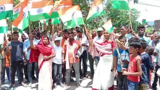 चानन  : संग्रामपुर पंचायत के मुखिया दीपक सिंह ने हर घर तिरंगा अभियान के तहत पंचायत क्षेत्र में तिरंगा का किया गया वितरण।