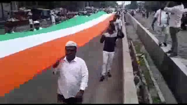 काँग्रेस पक्षाच्या तिरंगा रॅलीत 40 मीटर लांबीचा तिरंगा