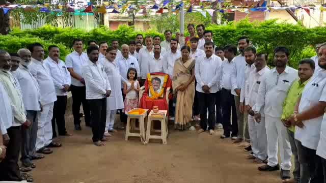 माजी मुख्यमंत्री स्वर्गीय विलासराव देशमुख यांच्या स्मृती दिनानिमित्त कृषी उत्पन्न बाजार समिती येथे अभिवादन