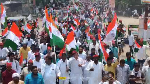 जिले के इटवा डुमरियागंज में सपाइयों ने निकाली तिरंगा यात्रा आपसी भाईचारा बनाए रखने की अपील ।