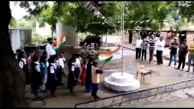 मारोती तांडा जिल्हा परिषद प्राथमिक शाळेत लॉन्स नायक किरण चव्हाण यांच्या हस्ते 14 ऑगस्ट रोजी ध्वजारोहण