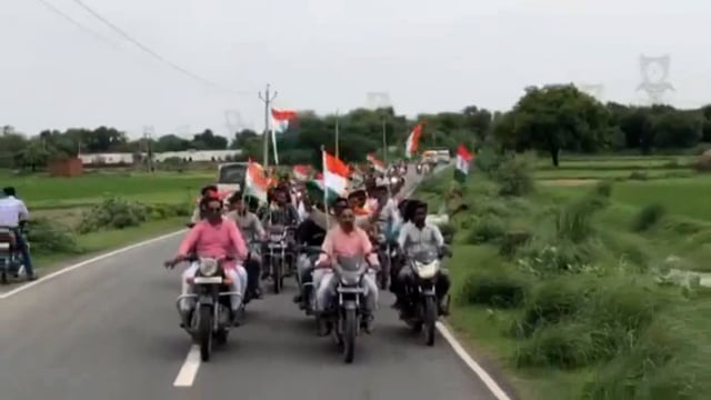 सकीट(एटा): राष्ट्रीय स्वयंसेवक संघ के कार्यकर्ता एवं पदाधिकारियों ने हर घर तिरंगा अभियान के तहत निकाली तिरंगा यात्रा।