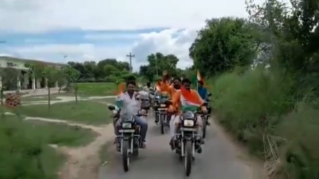 वजीरगंज के हजरतपुर में भाजपा के मंडल अध्यक्ष ने ग्रामीणों के निकाली तिरंगा रैली 